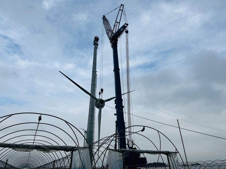 Repowering-Projekt - Windkraftanlage Enercon E40 mit mobilem Kran der die Flügel ablässt